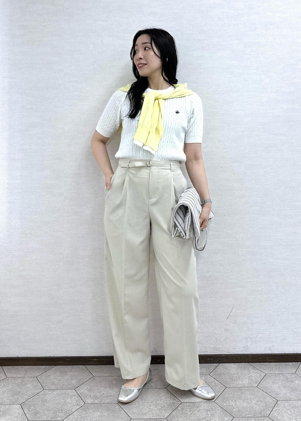 ベージュ系のトートバッグ、ベージュ系のその他パンツ、シルバー系のバレエシューズを着用したレディースの春コーディネートの3枚目の写真