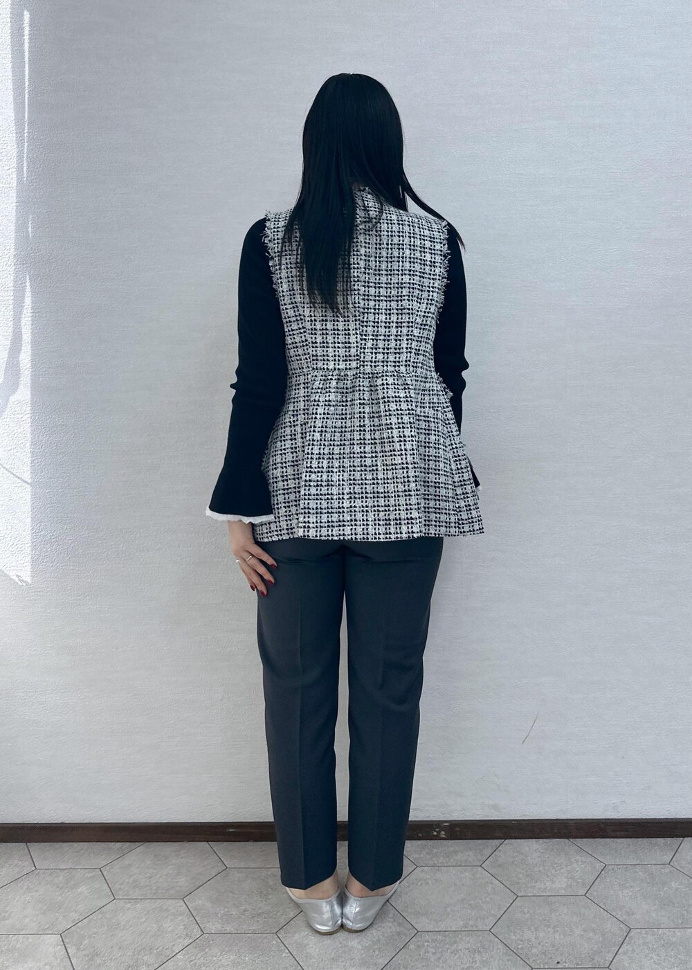 ブラック系のニット/セーター、グレー系のその他パンツ、ブラック系のベストを着用したレディースの冬コーディネートの7枚目の写真
