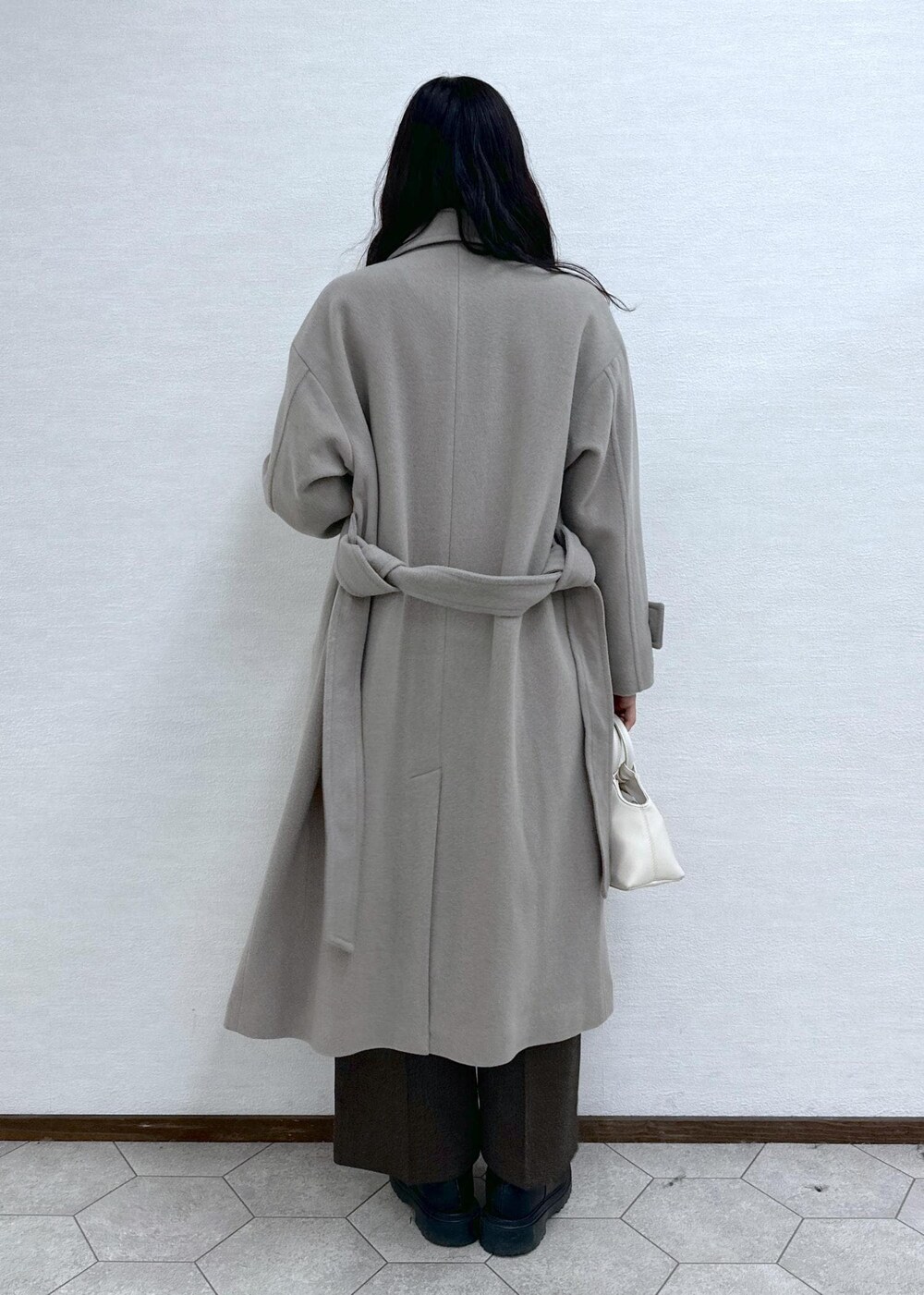 ホワイト系のニット/セーター、ブラウン系のその他アウター、ブラウン系のその他パンツを着用したレディースの冬コーディネートの8枚目の写真