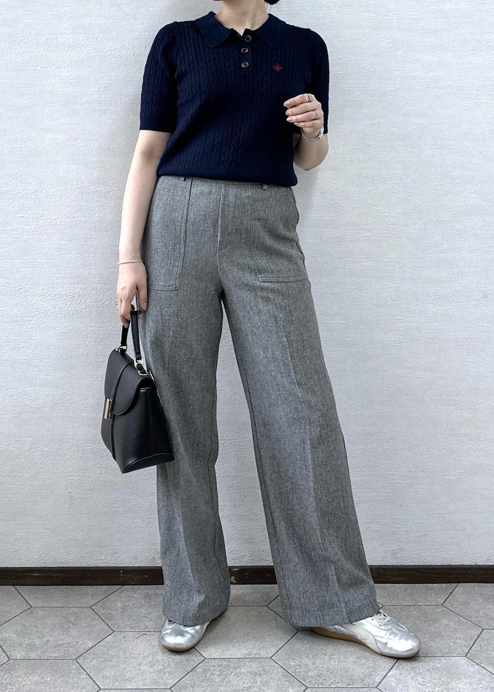 ブラック系のショルダーバッグ、グレー系のその他パンツ、ブルー系のニット/セーターを着用したレディースの春コーディネートの5枚目の写真