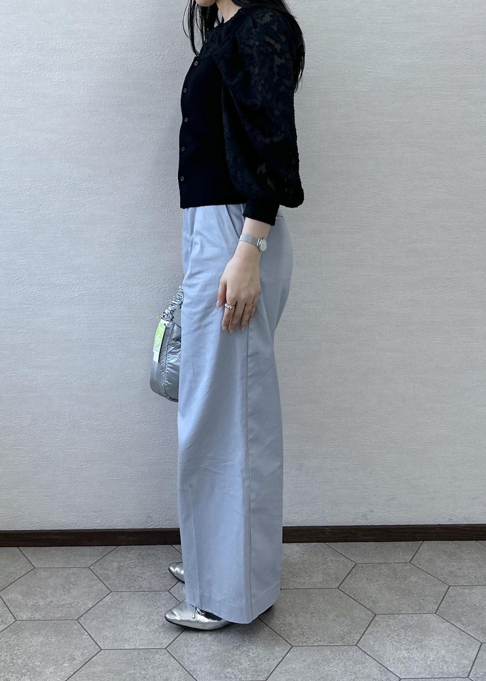ブルー系のその他パンツ、シルバー系のショルダーバッグ、ブラック系のカーディガン/ボレロを着用したレディースの春コーディネートの3枚目の写真