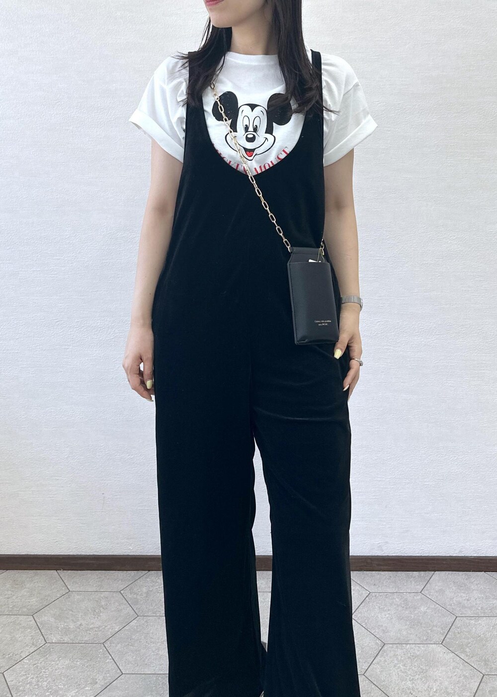 ホワイト系のTシャツ/カットソー、ブラック系のつなぎ/オールインワン、ブラック系のショルダーバッグを着用したレディースの夏コーディネートの6枚目の写真