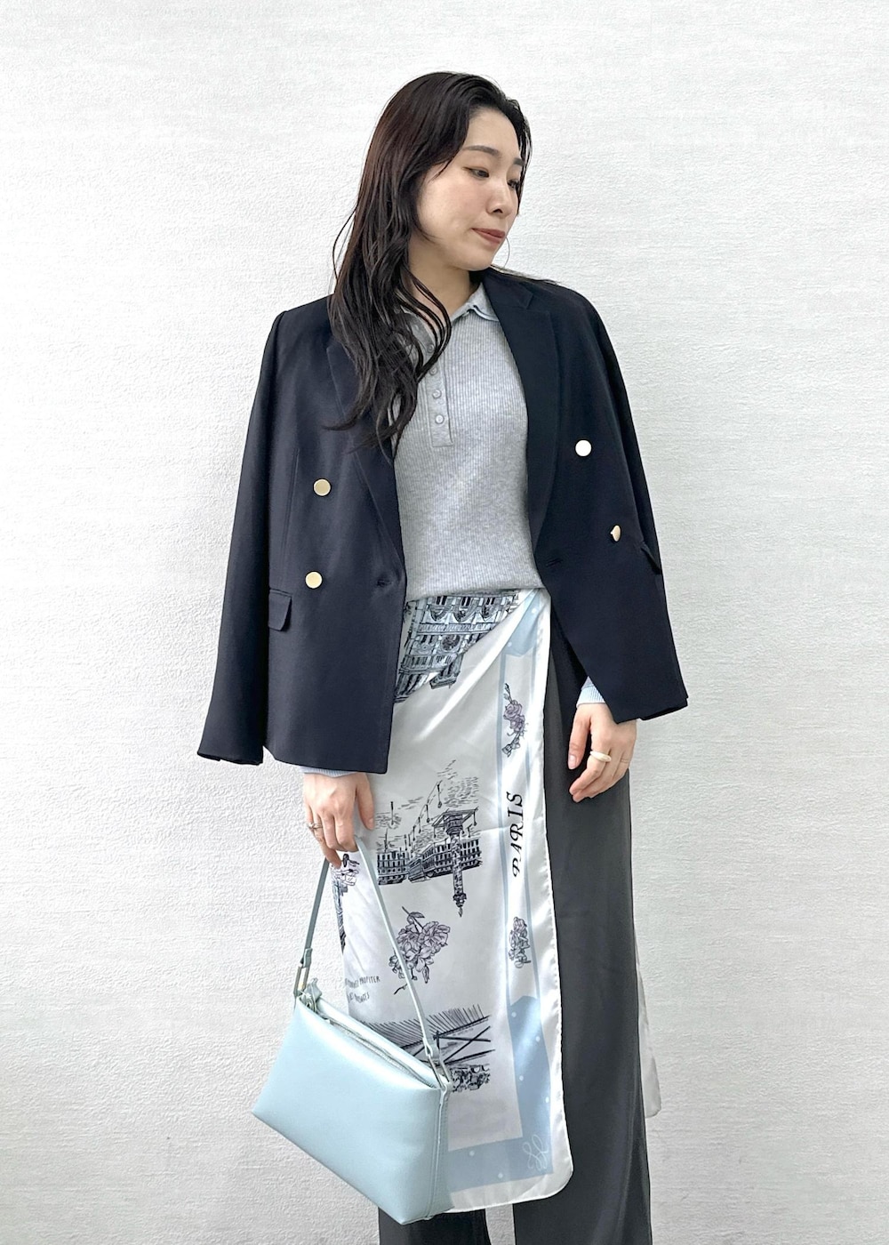 ブルー系のショルダーバッグ、ブラウン系のローファー、ブルー系のテーラードジャケットを着用したレディースの冬コーディネートの5枚目の写真