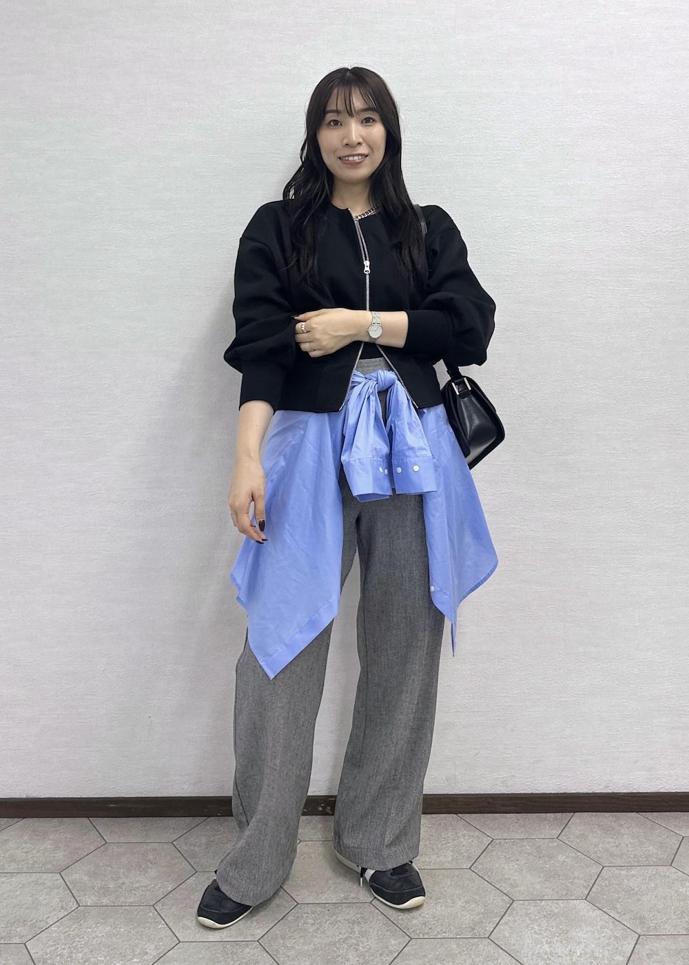 ブラック系のショルダーバッグ、グレー系のその他パンツ、ブルー系のシャツ/ブラウスを着用したレディースの秋コーディネートの4枚目の写真