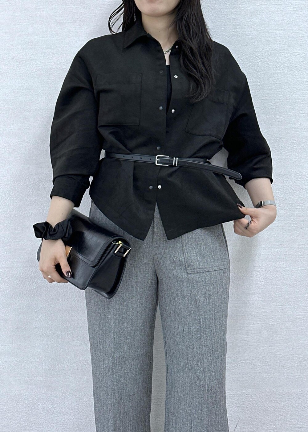 ブラック系のシャツ/ブラウス、グレー系のその他パンツ、ブラック系のショルダーバッグを着用したレディースの秋コーディネートの7枚目の写真