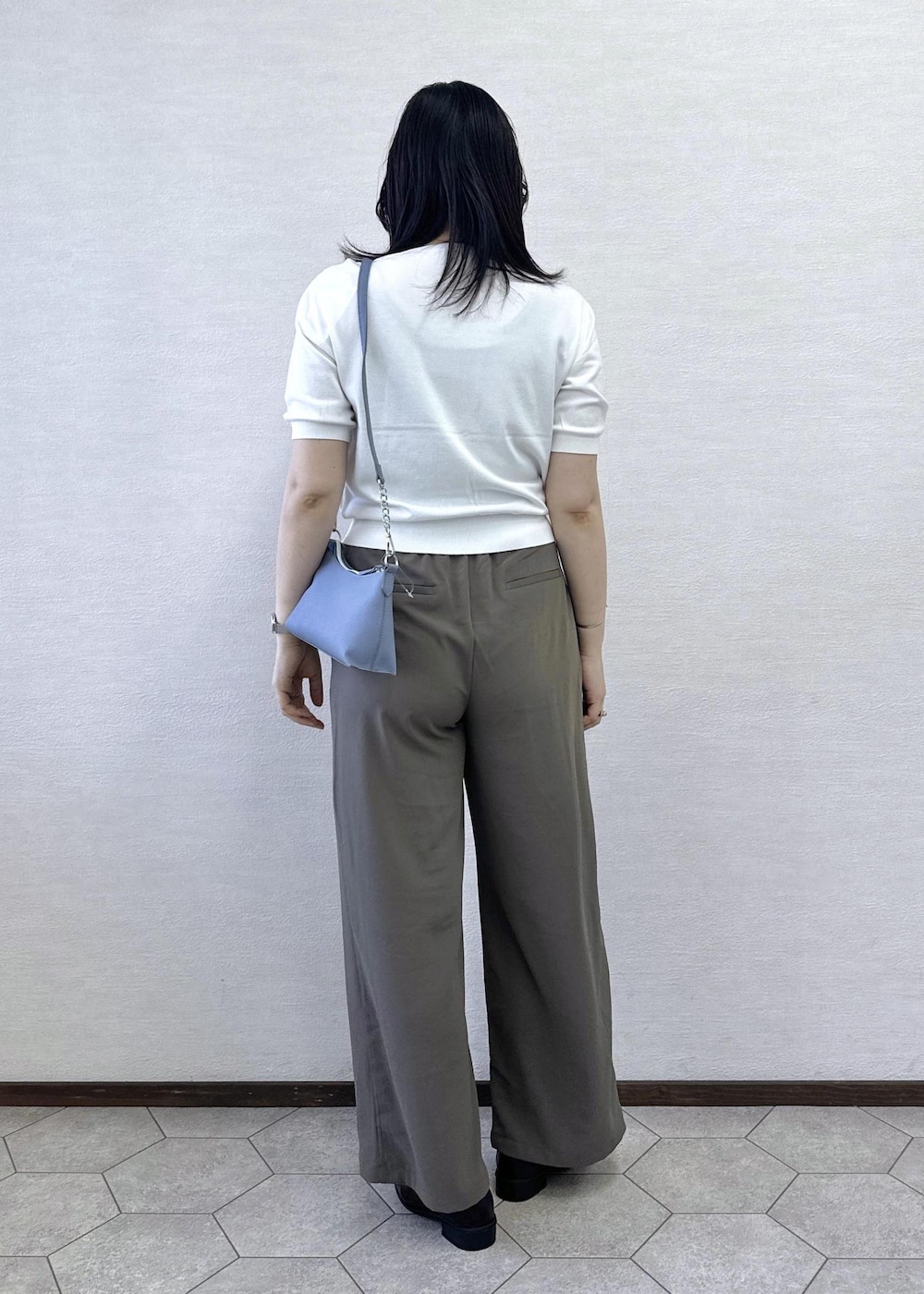 グレー系のショルダーバッグ、グリーン系のその他パンツ、ホワイト系のニット/セーターを着用したレディースの夏コーディネートの4枚目の写真