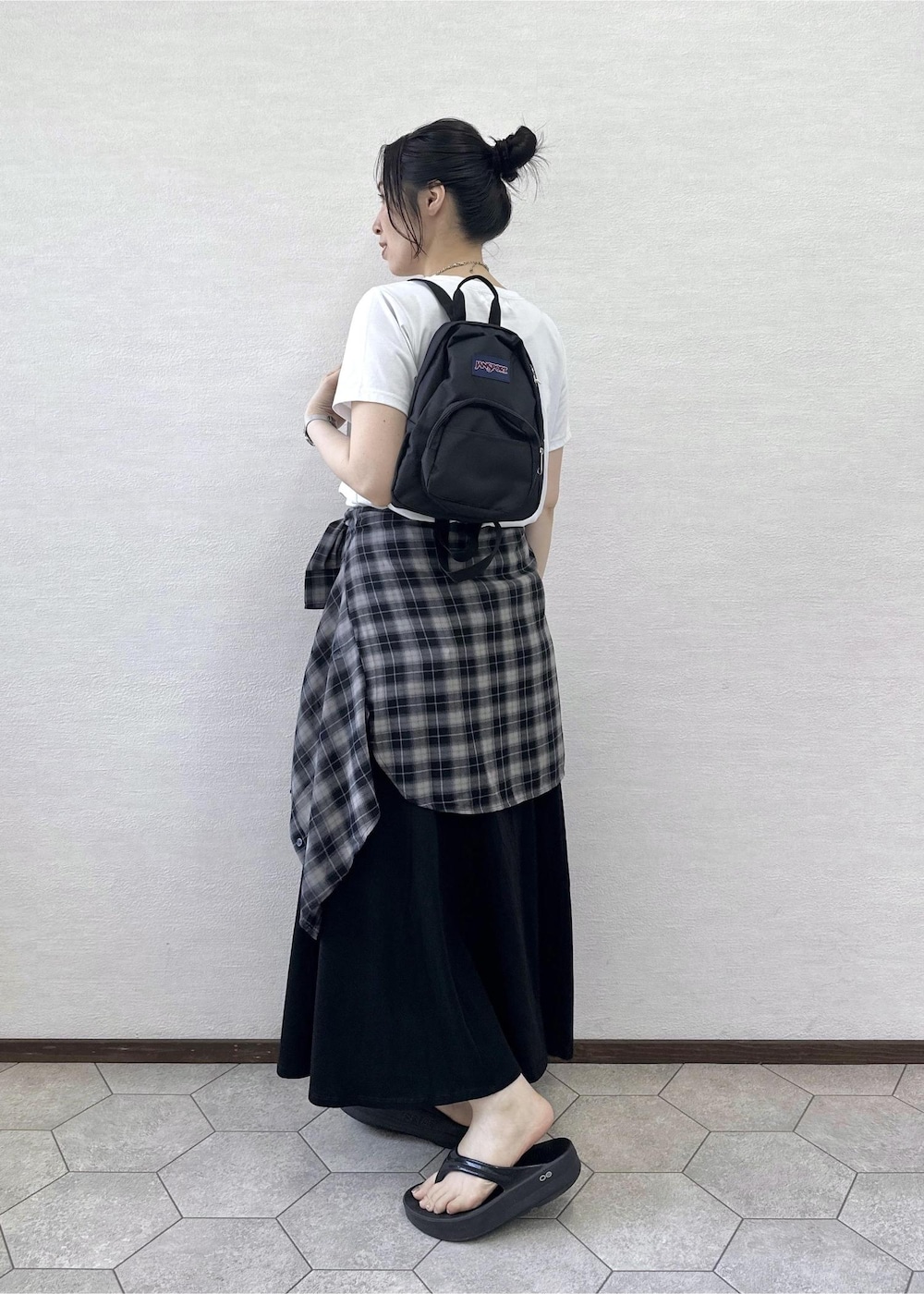 ホワイト系のTシャツ/カットソー、ブラック系のシャツ/ブラウス、ブラック系のスカートを着用したレディースの夏コーディネートの4枚目の写真