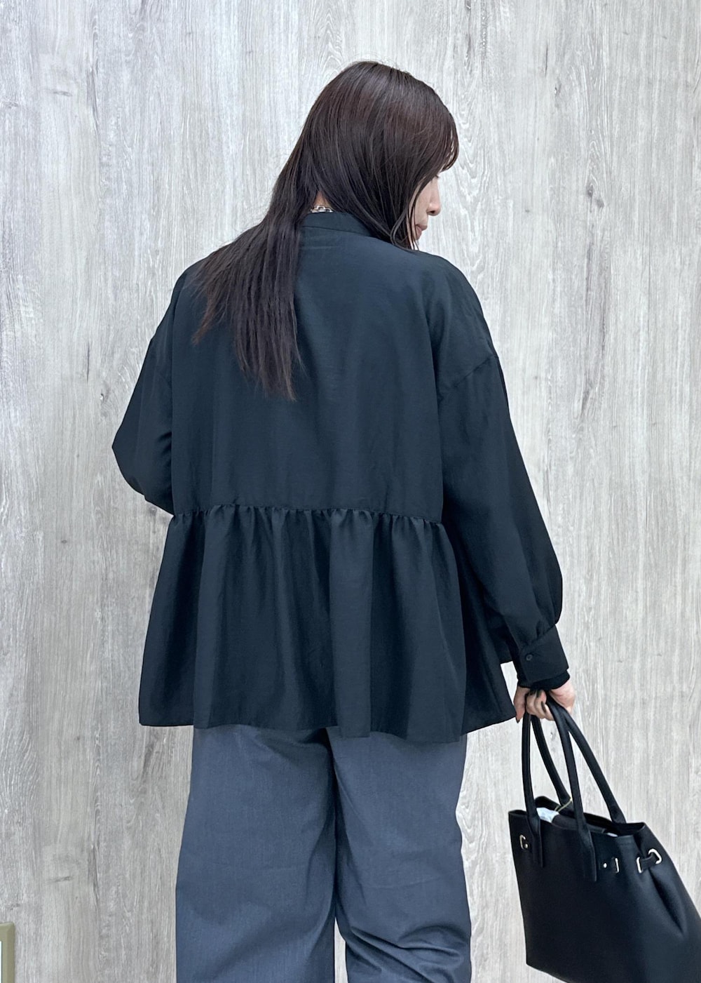 ブラック系のバレエシューズ、ブラック系のトートバッグ、グレー系のその他パンツを着用したレディースの秋コーディネートの9枚目の写真