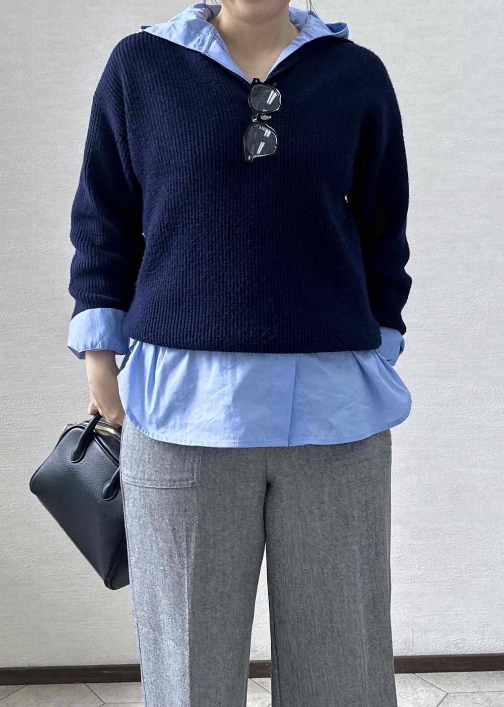 グレー系のその他パンツ、ブルー系のシャツ/ブラウス、ブラック系のボストンバッグを着用したレディースの秋コーディネートの6枚目の写真