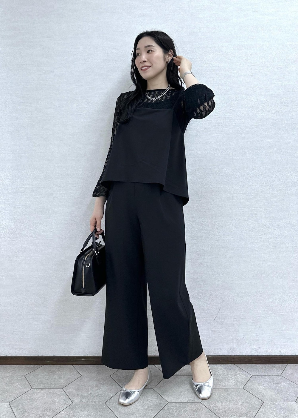 ブラック系のボストンバッグ、ブラック系のつなぎ/オールインワン、ブラック系のTシャツ/カットソーを着用したレディースの春コーディネートの3枚目の写真