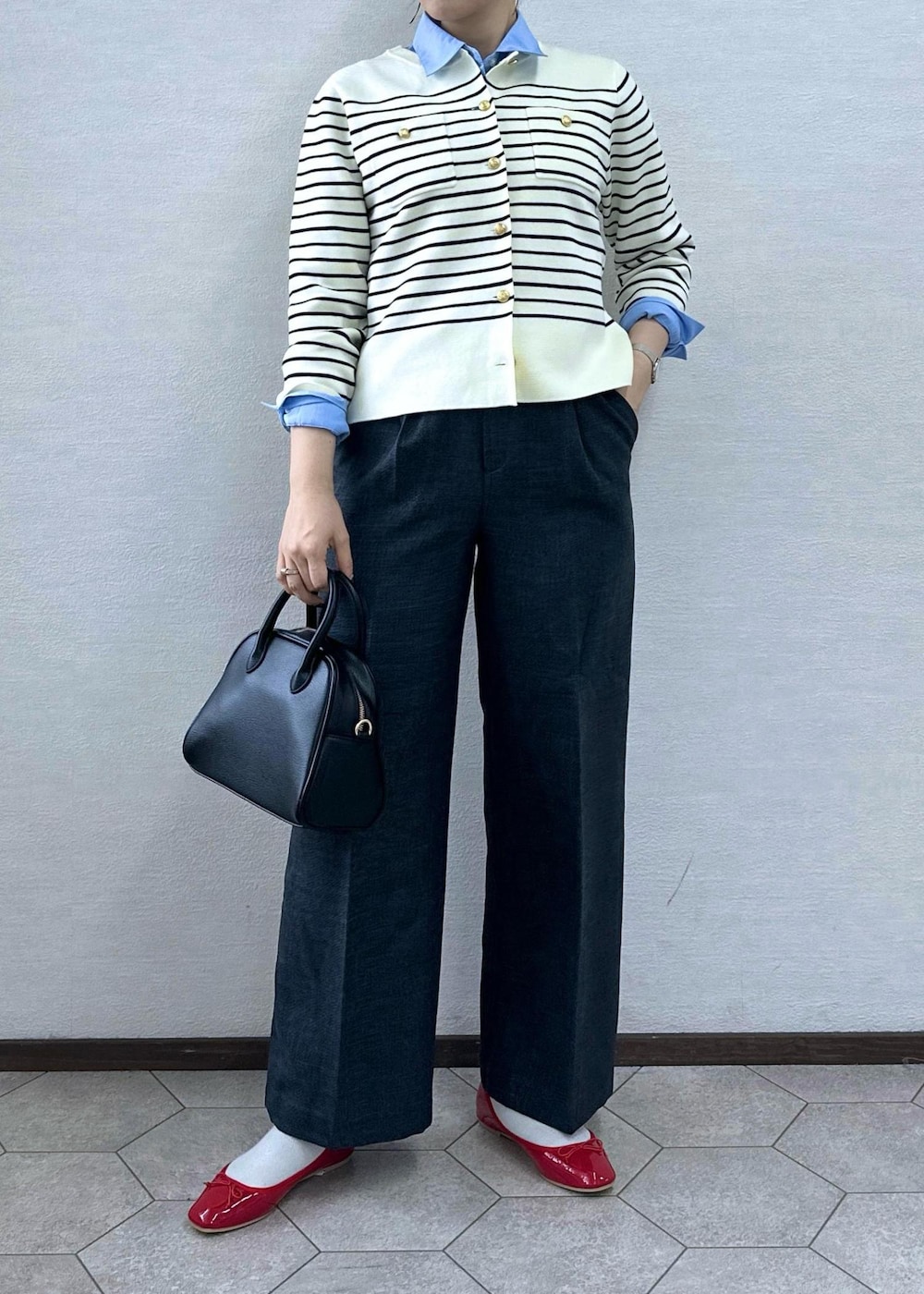 レッド系のバレエシューズ、ホワイト系のカーディガン/ボレロ、ブルー系のシャツ/ブラウスを着用したレディースの秋コーディネートの6枚目の写真