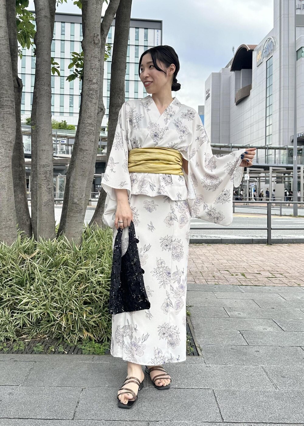 ブラック系のトートバッグ、パープル系の浴衣を着用したレディースの夏コーディネートの4枚目の写真