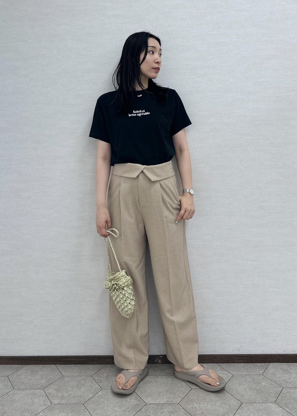 ベージュ系のその他パンツ、ゴールド系のショルダーバッグ、ブラック系のTシャツ/カットソーを着用したレディースの夏コーディネートの2枚目の写真