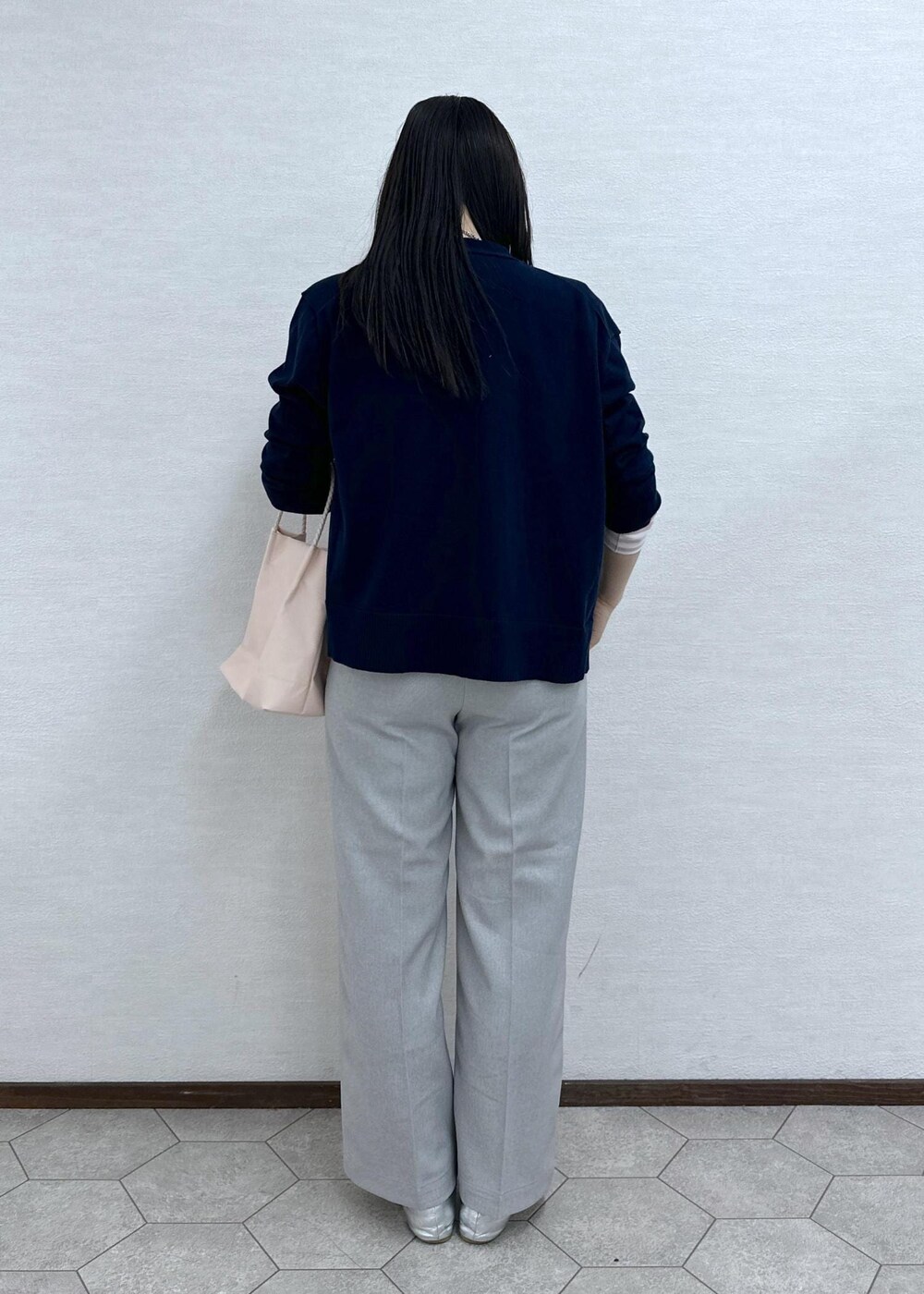 ブルー系のカーディガン/ボレロ、ピンク系のTシャツ/カットソー、グレー系のその他パンツを着用したレディースの春コーディネートの5枚目の写真