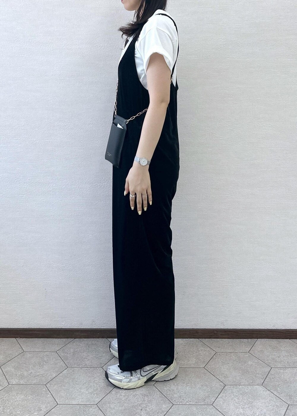 ホワイト系のTシャツ/カットソー、ブラック系のつなぎ/オールインワン、ブラック系のショルダーバッグを着用したレディースの夏コーディネートの4枚目の写真