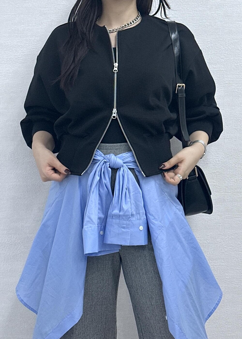 ブラック系のショルダーバッグ、グレー系のその他パンツ、ブルー系のシャツ/ブラウスを着用したレディースの秋コーディネートの8枚目の写真