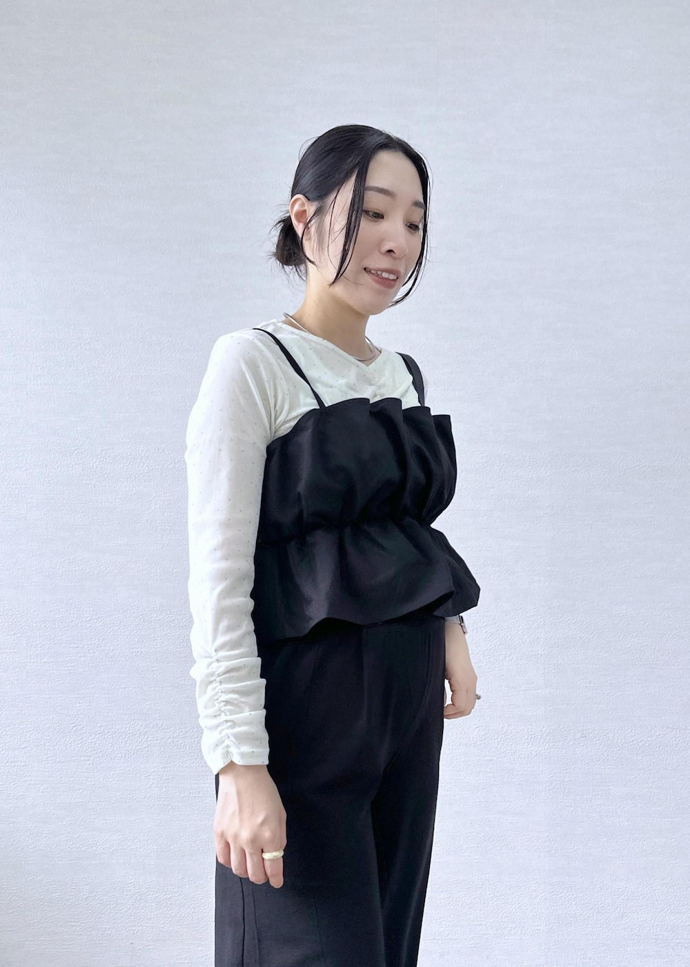 ブラック系のその他パンツ、ブラック系のショルダーバッグ、ブラック系のキャミソールを着用したレディースの秋コーディネートの5枚目の写真