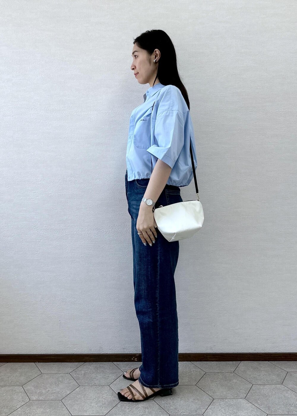 ブルー系のシャツ/ブラウス、ブルー系のデニムパンツ、ホワイト系のキャミソールを着用したレディースの夏コーディネートの3枚目の写真