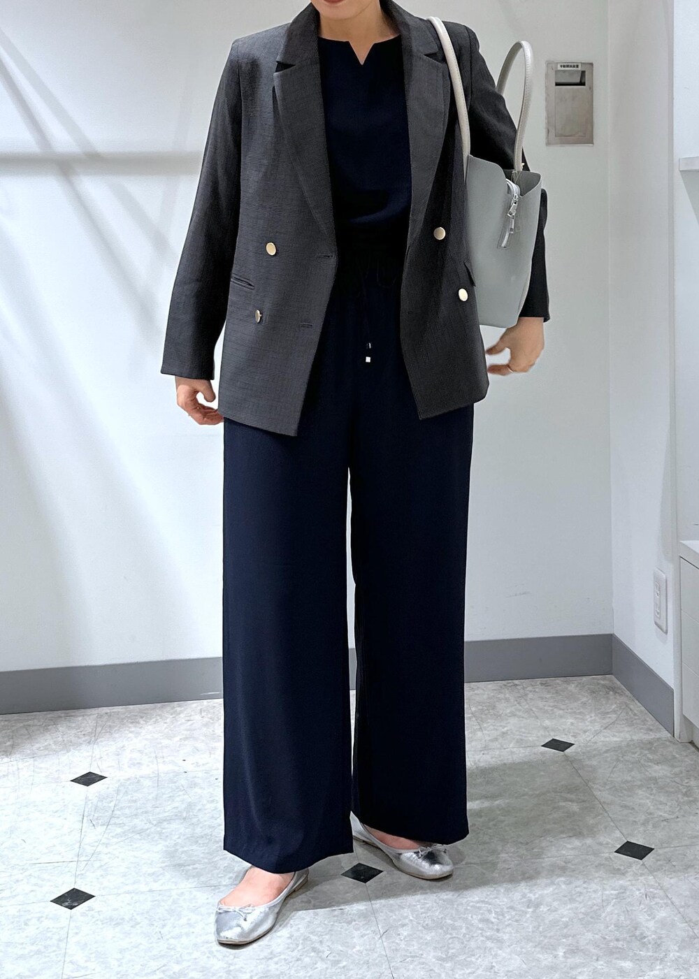 ブルー系のシャツ/ブラウス、ブルー系のその他パンツ、ブラック系のテーラードジャケットを着用したレディースの夏コーディネートの6枚目の写真