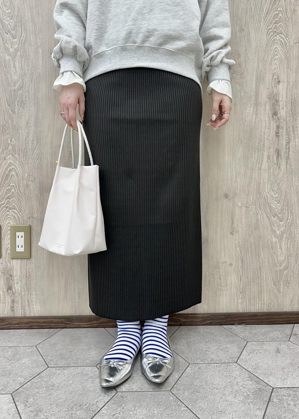 ホワイト系のTシャツ/カットソー、グレー系のスウェット、グレー系のスカートを着用したレディースの春コーディネートの3枚目の写真