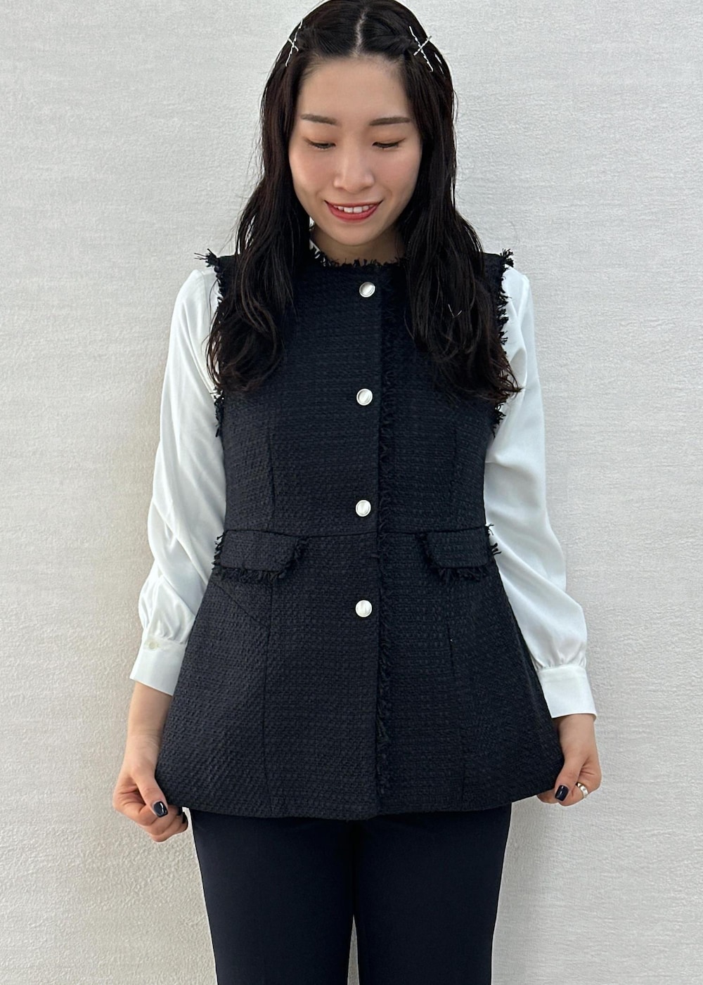 ホワイト系のシャツ/ブラウス、ブラック系のトートバッグ、ブラック系のローファーを着用したレディースの冬コーディネートの5枚目の写真