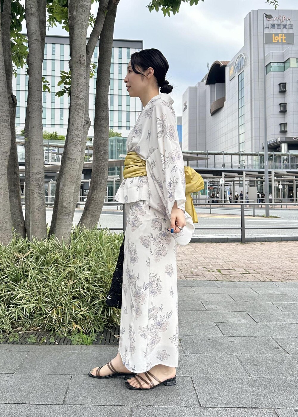 ブラック系のトートバッグ、パープル系の浴衣を着用したレディースの夏コーディネートの5枚目の写真