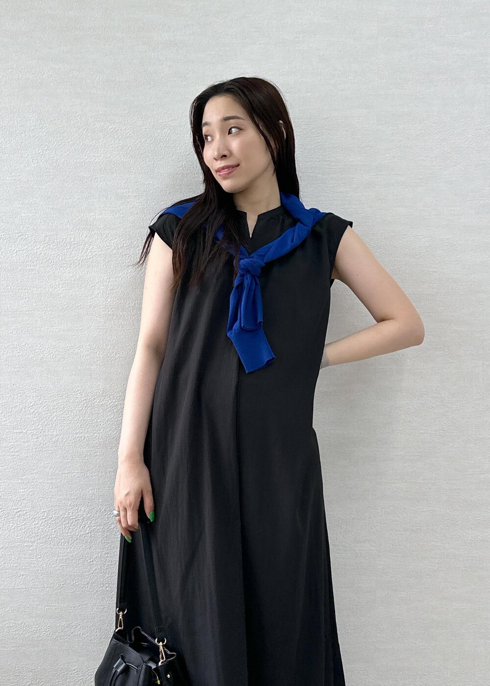 ブラック系のワンピース、ブルー系のカーディガン/ボレロ、ブルー系のその他パンツを着用したレディースの夏コーディネートの7枚目の写真