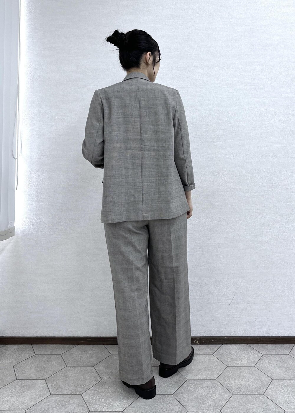 ベージュ系のテーラードジャケット、ベージュ系のスラックス、ホワイト系のTシャツ/カットソーを着用したレディースの春コーディネートの4枚目の写真