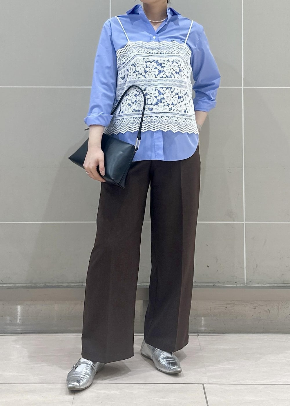 ホワイト系のキャミソール、ブルー系のシャツ/ブラウス、ブラウン系のその他パンツを着用したレディースの春コーディネートの7枚目の写真