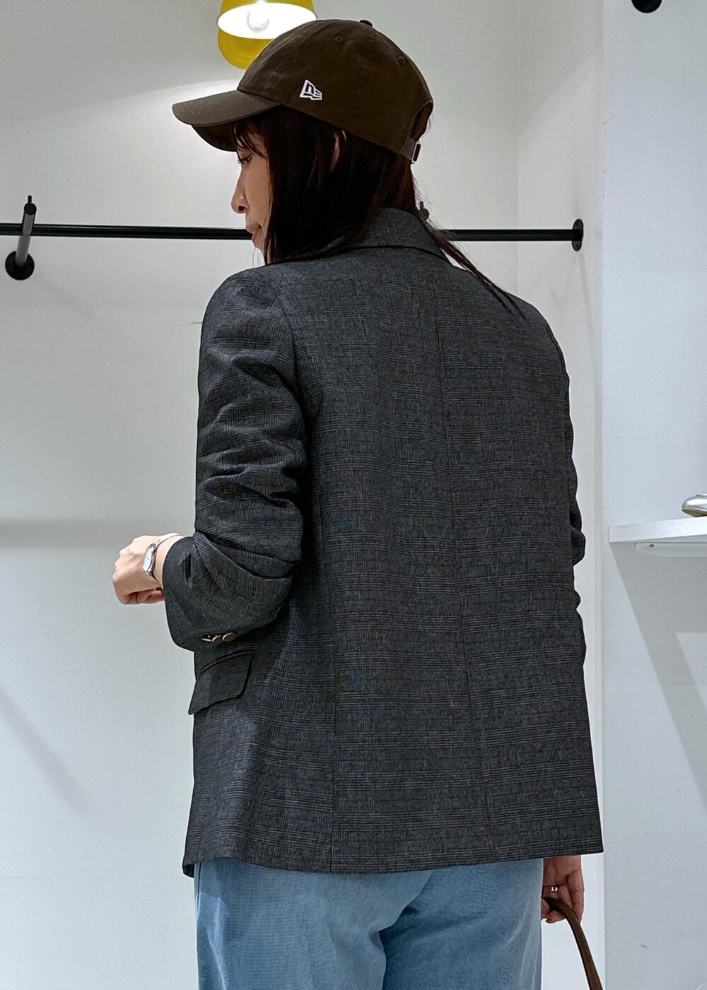 ブルー系のデニムパンツ、イエロー系のローファー、ブラウン系のショルダーバッグを着用したレディースの夏コーディネートの8枚目の写真