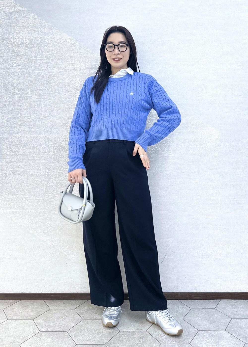 グレー系のブルゾン、ブルー系のその他パンツ、シルバー系のショルダーバッグを着用したレディースの冬コーディネートの3枚目の写真