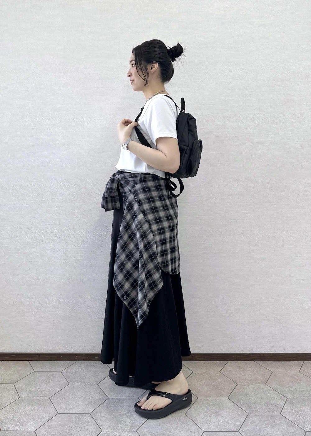 ホワイト系のTシャツ/カットソー、ブラック系のシャツ/ブラウス、ブラック系のスカートを着用したレディースの夏コーディネートの3枚目の写真