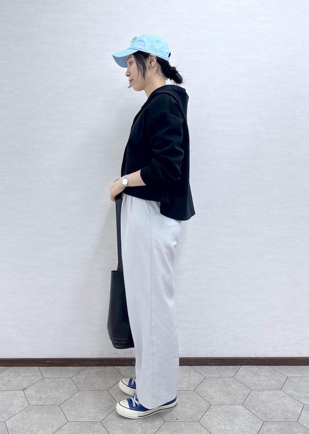 ブラック系のパーカー、グレー系のその他パンツ、ホワイト系のTシャツ/カットソーを着用したレディースの春コーディネートの4枚目の写真