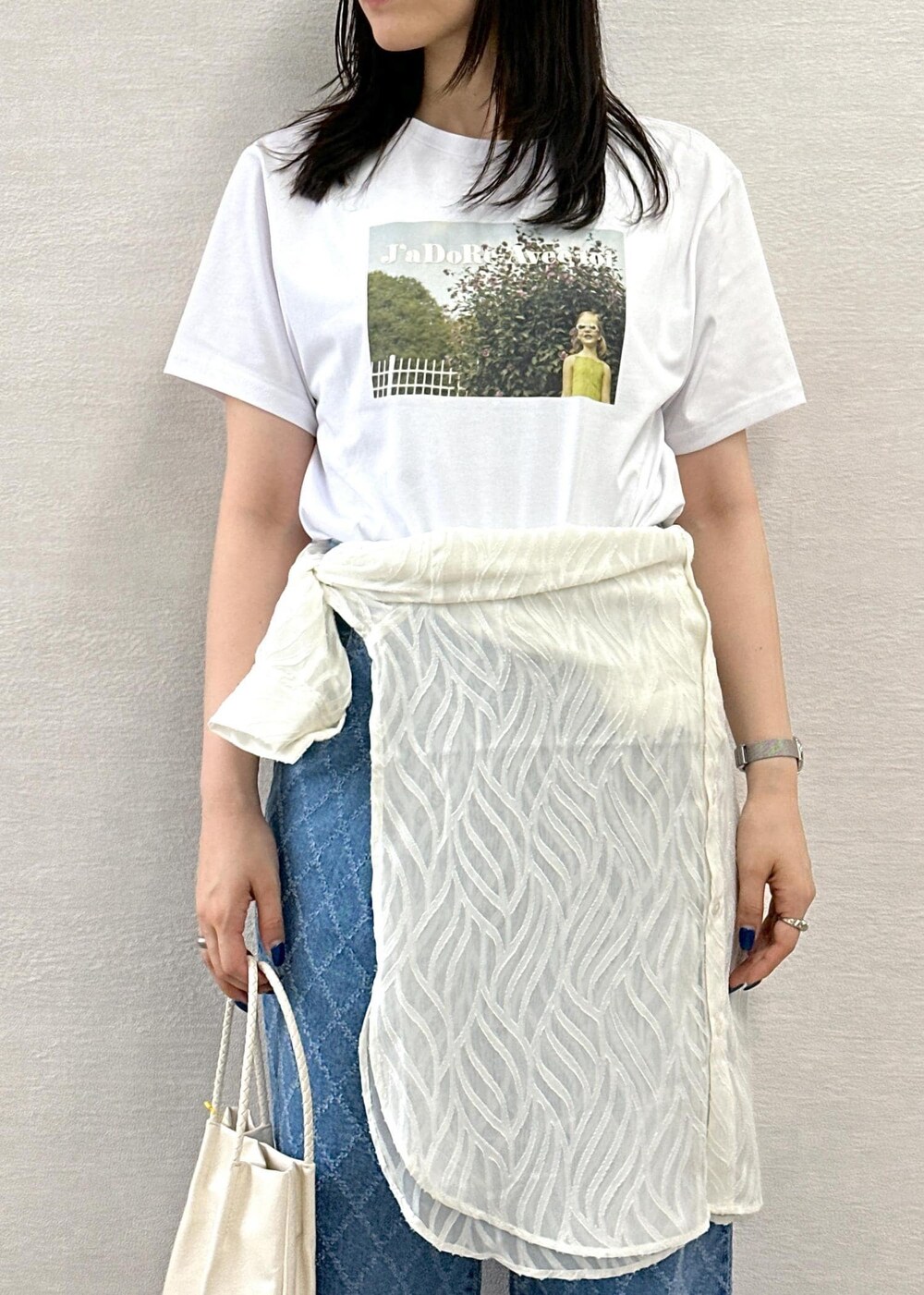 ホワイト系のトートバッグ、ホワイト系のシャツ/ブラウス、ホワイト系のTシャツ/カットソーを着用したレディースの夏コーディネートの5枚目の写真