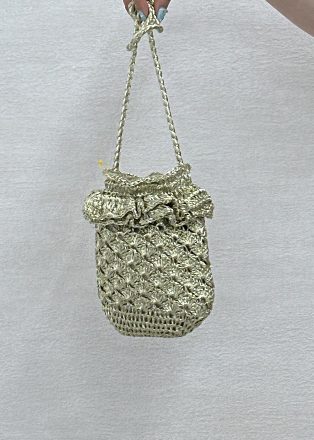 ゴールド系のショルダーバッグ、ブラック系のワンピース、ブラウン系のサングラスを着用したレディースの夏コーディネートの6枚目の写真