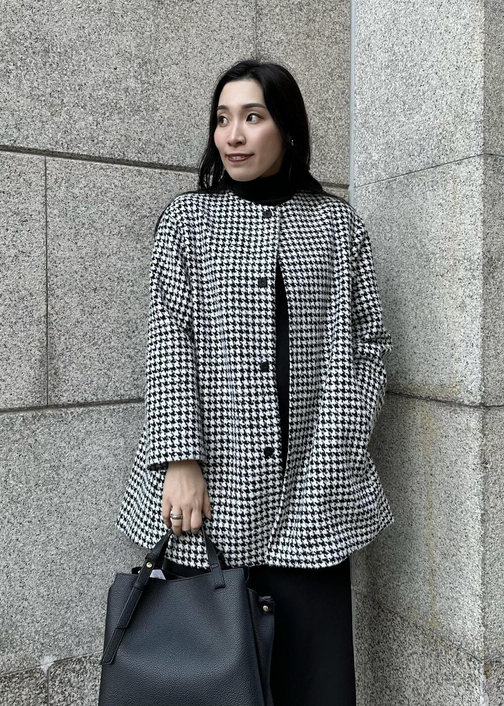 ブラック系のワンピース、グレー系のニット/セーター、ブラック系のその他アウターを着用したレディースの冬コーディネートの2枚目の写真