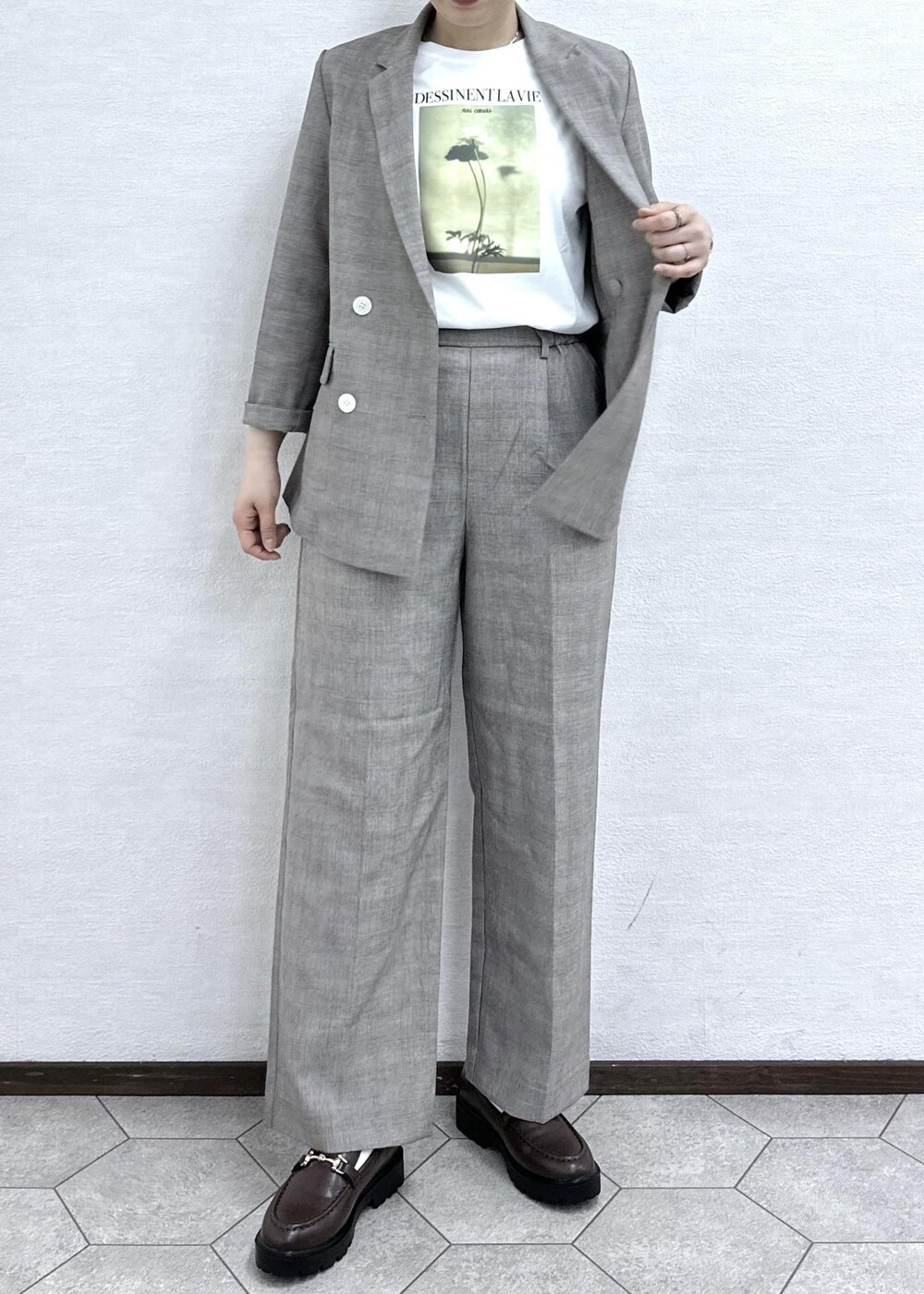 ベージュ系のテーラードジャケット、ベージュ系のスラックス、ホワイト系のTシャツ/カットソーを着用したレディースの春コーディネートの7枚目の写真