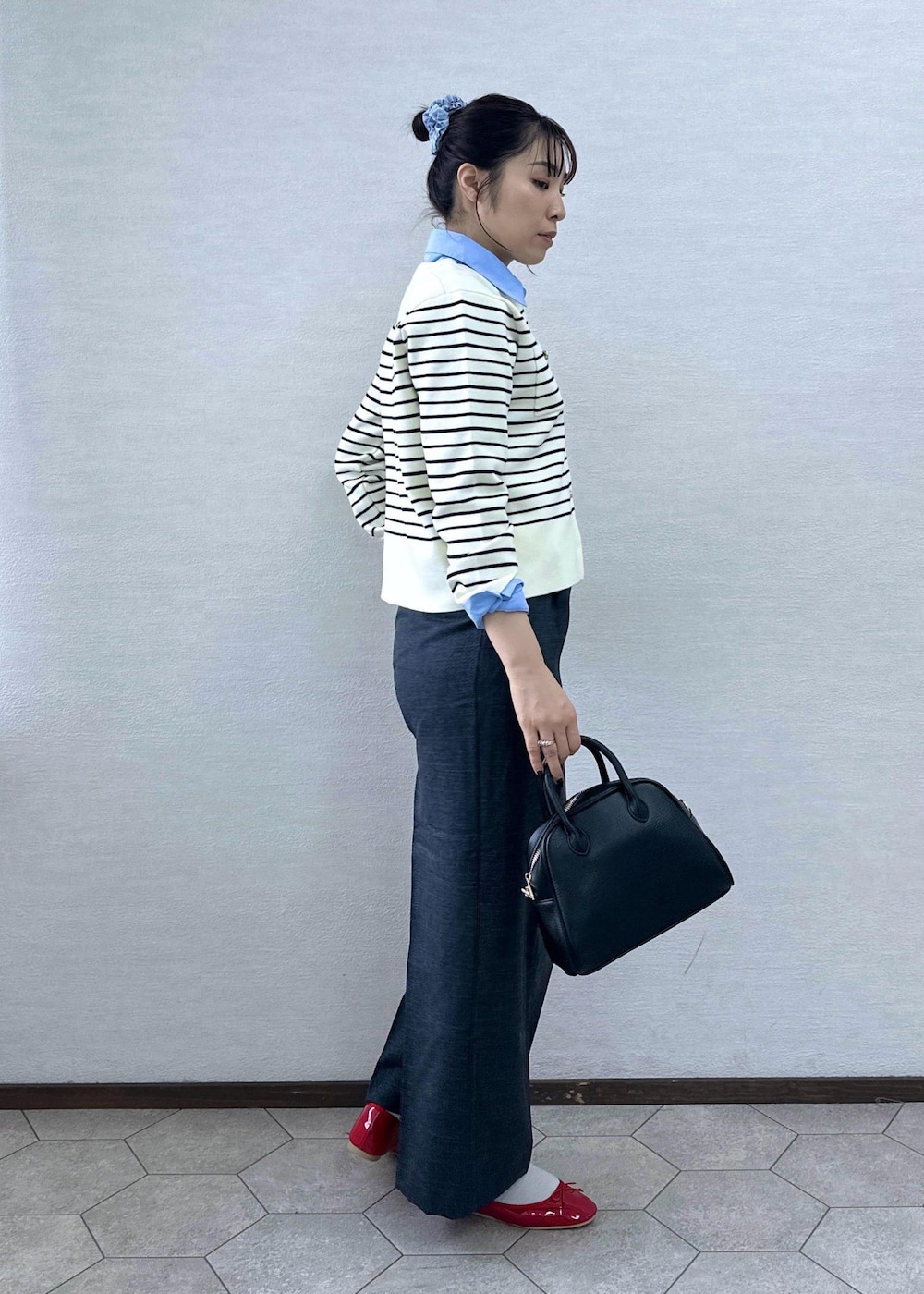 レッド系のバレエシューズ、ホワイト系のカーディガン/ボレロ、ブルー系のシャツ/ブラウスを着用したレディースの秋コーディネートの3枚目の写真