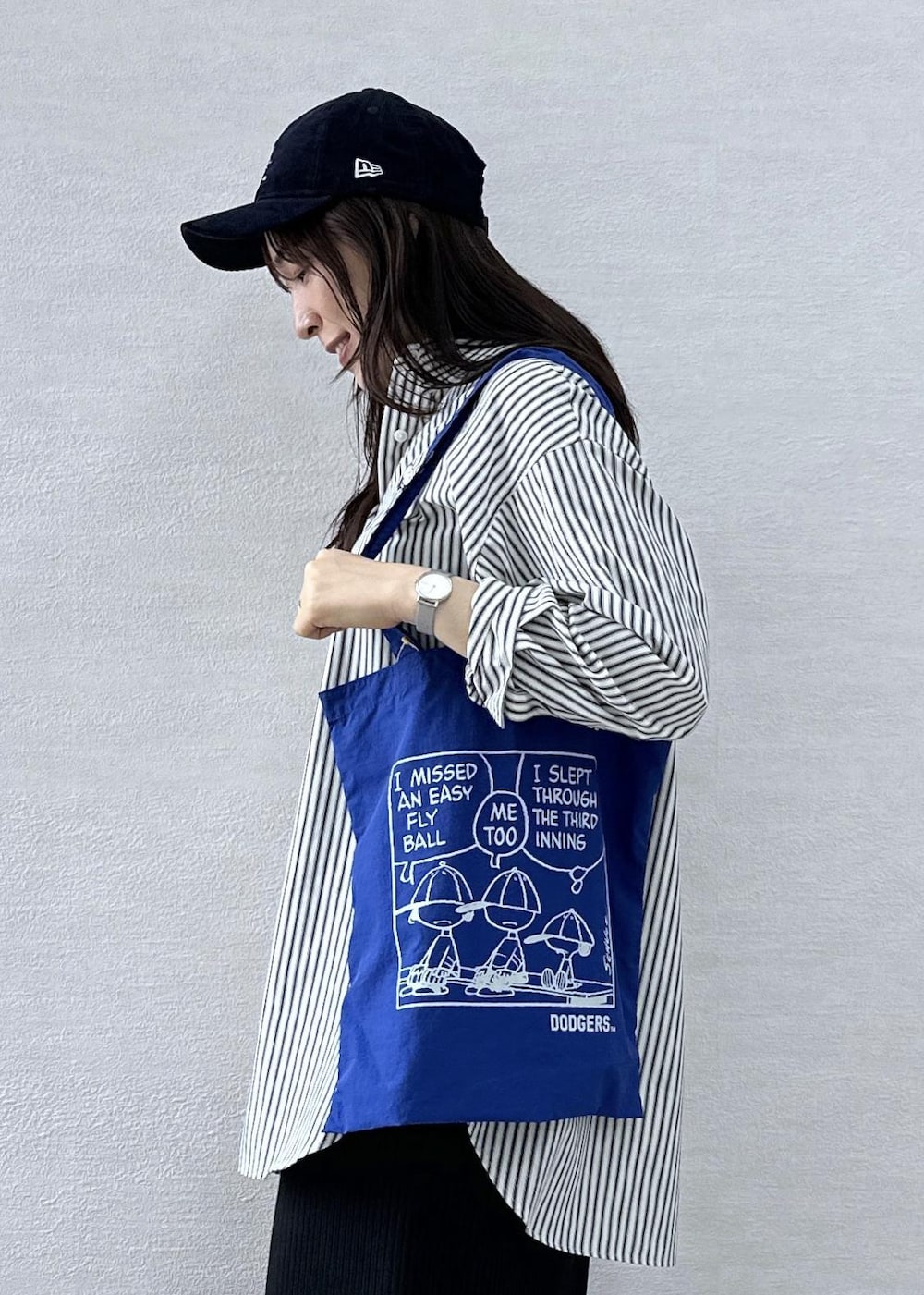 ブラック系のスカート、ホワイト系のシャツ/ブラウス、ブルー系のトートバッグを着用したレディースの秋コーディネートの6枚目の写真