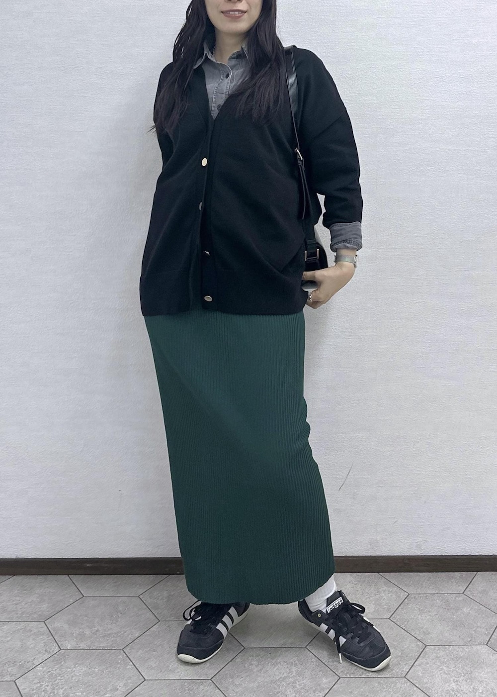 ブラック系のショルダーバッグ、グレー系のシャツ/ブラウス、ブラック系のカーディガン/ボレロを着用したレディースの秋コーディネートの6枚目の写真