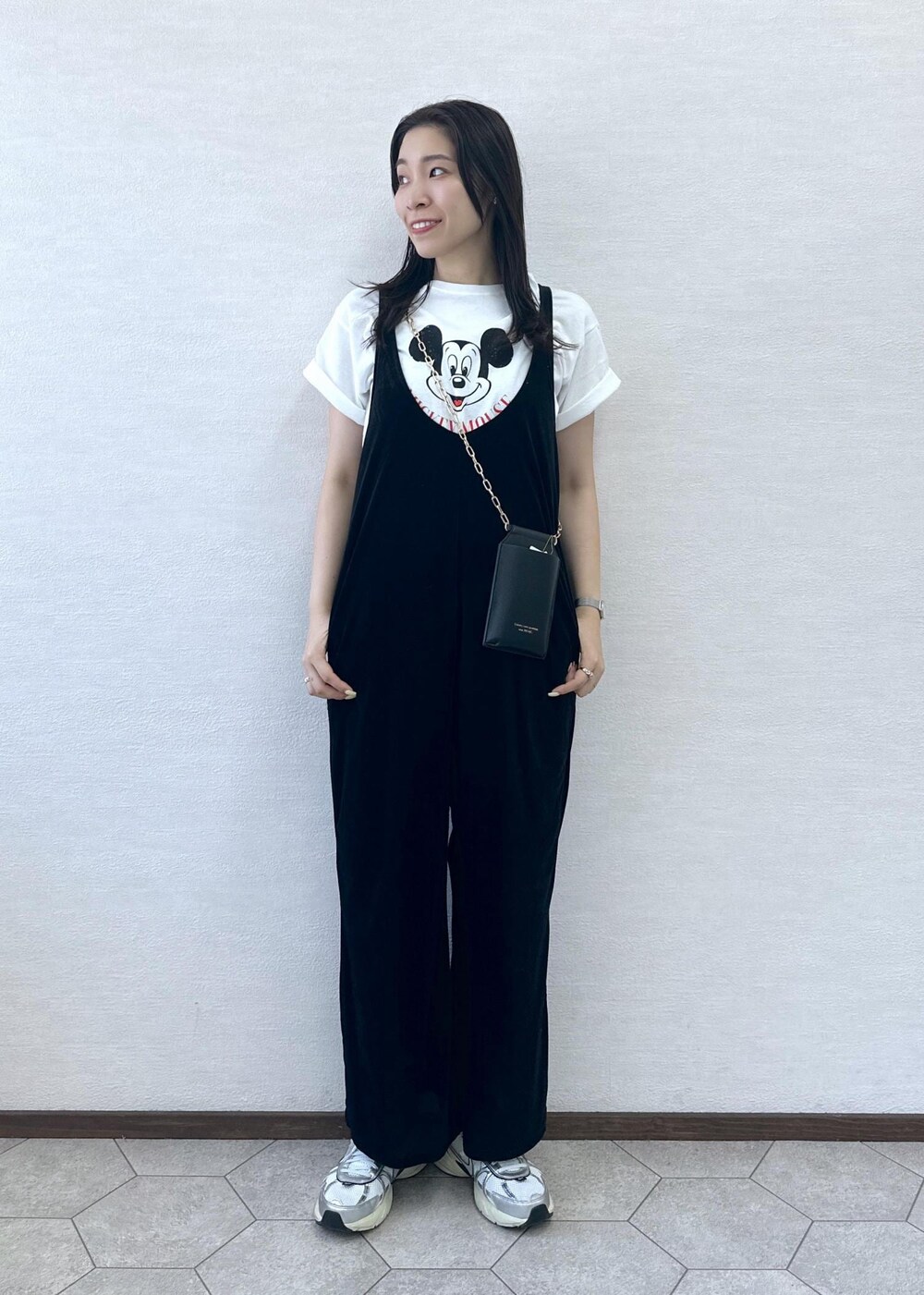 ホワイト系のTシャツ/カットソー、ブラック系のつなぎ/オールインワン、ブラック系のショルダーバッグを着用したレディースの夏コーディネートの2枚目の写真