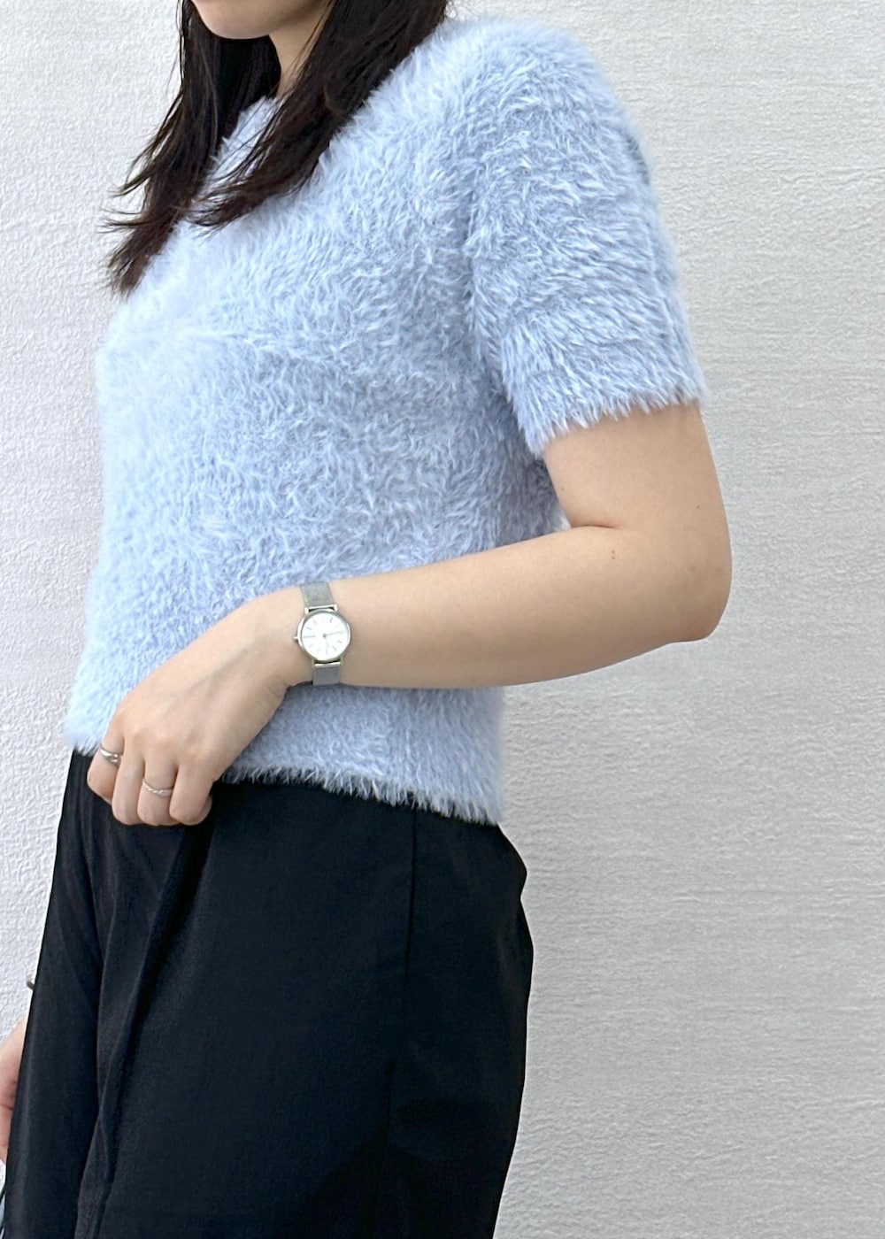 ブルー系のニット/セーター、ブラック系のショルダーバッグ、ブラック系のその他パンツを着用したレディースの秋コーディネートの6枚目の写真