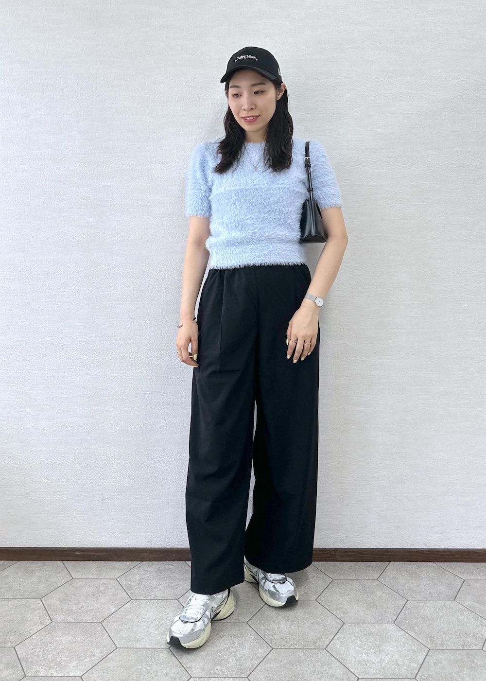 ブルー系のニット/セーター、ブラック系のショルダーバッグ、ブラック系のその他パンツを着用したレディースの秋コーディネートの2枚目の写真