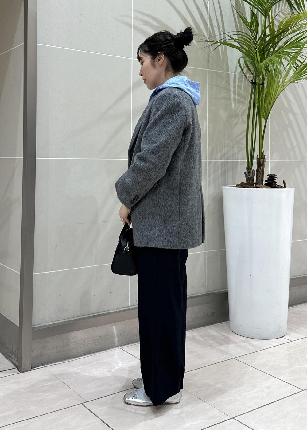 ブルー系のシャツ/ブラウス、ブルー系のスラックス、グレー系のテーラードジャケットを着用したレディースの秋コーディネートの4枚目の写真