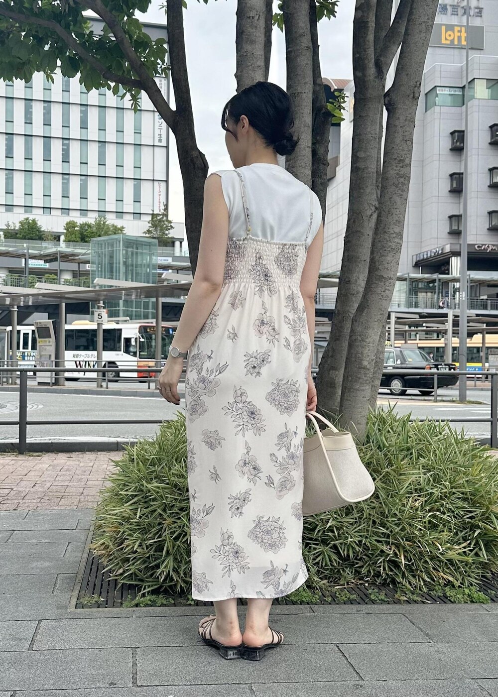 ホワイト系のニット/セーター、ホワイト系のショルダーバッグ、パープル系の浴衣を着用したレディースの夏コーディネートの2枚目の写真