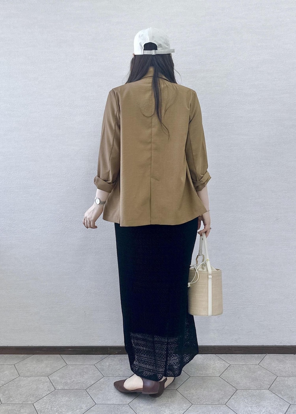 ブラウン系のパンプス、イエロー系のテーラードジャケット、ホワイト系のタンクトップを着用したレディースの春コーディネートの6枚目の写真