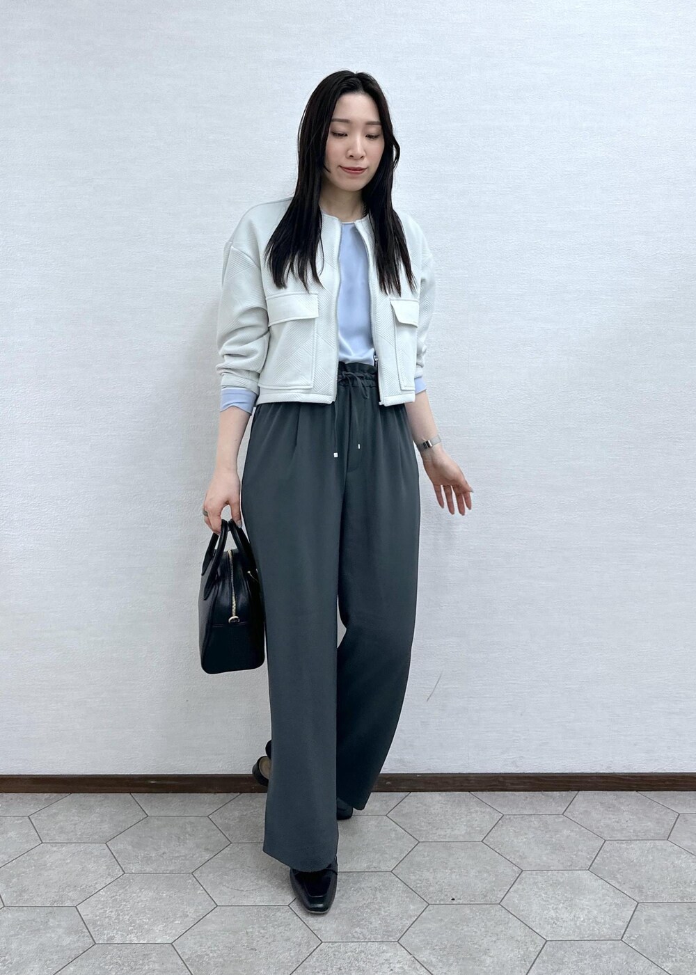 ブルー系のシャツ/ブラウス、グレー系のブルゾン、グレー系のその他パンツを着用したレディースの春コーディネートの3枚目の写真