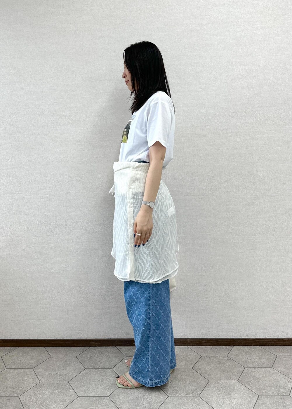 ホワイト系のトートバッグ、ホワイト系のシャツ/ブラウス、ホワイト系のTシャツ/カットソーを着用したレディースの夏コーディネートの2枚目の写真