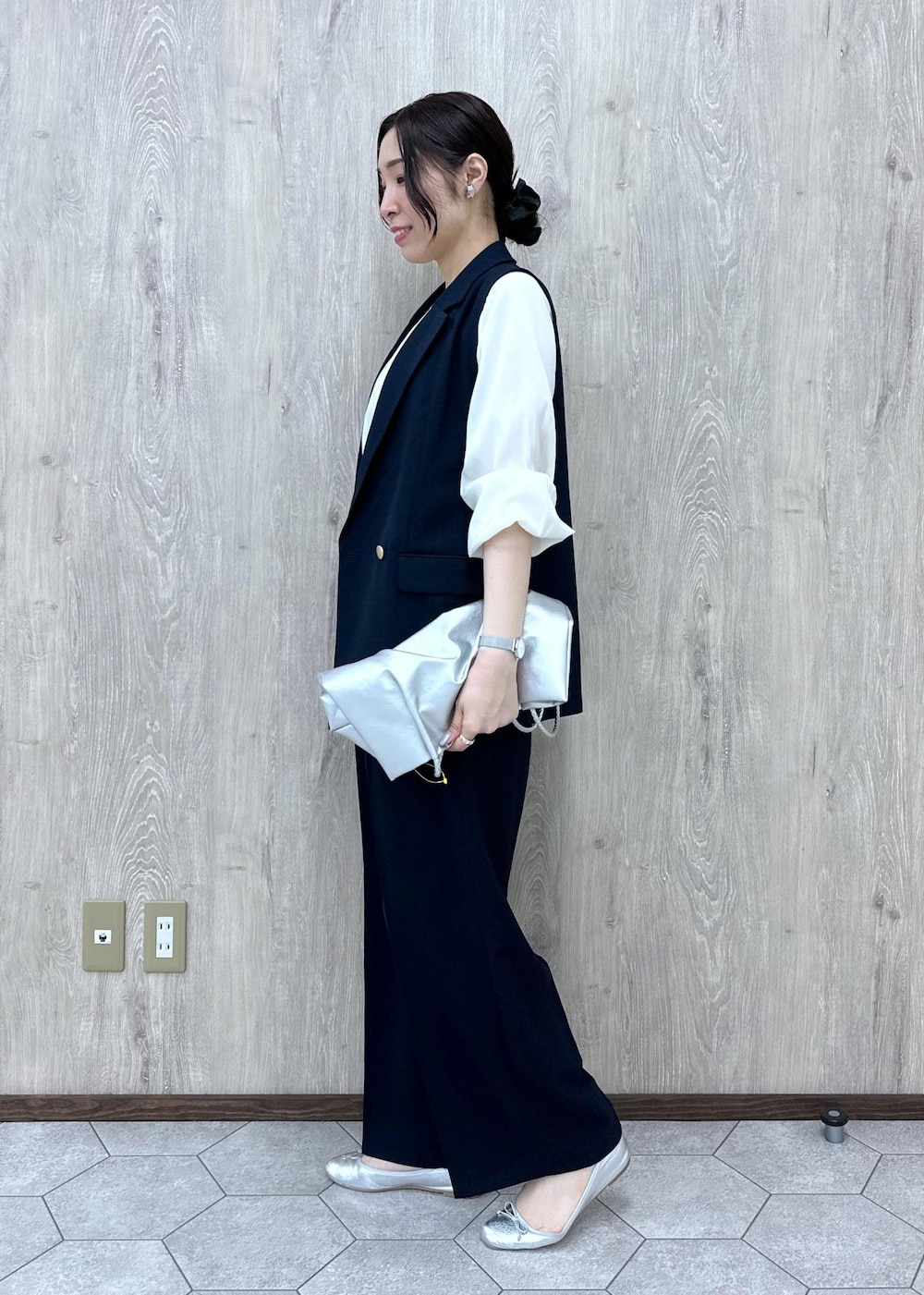 ホワイト系のシャツ/ブラウス、ブルー系のその他パンツ、ブルー系のベストを着用したレディースの春コーディネートの5枚目の写真