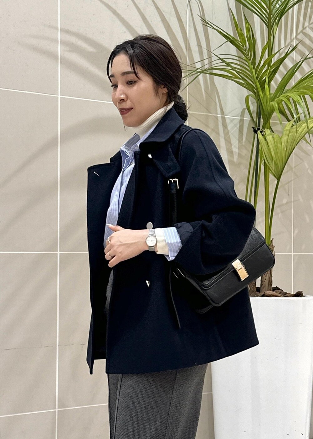 ブルー系のシャツ/ブラウス、ブルー系のその他アウター、ホワイト系のニット/セーターを着用したレディースの秋コーディネートの8枚目の写真